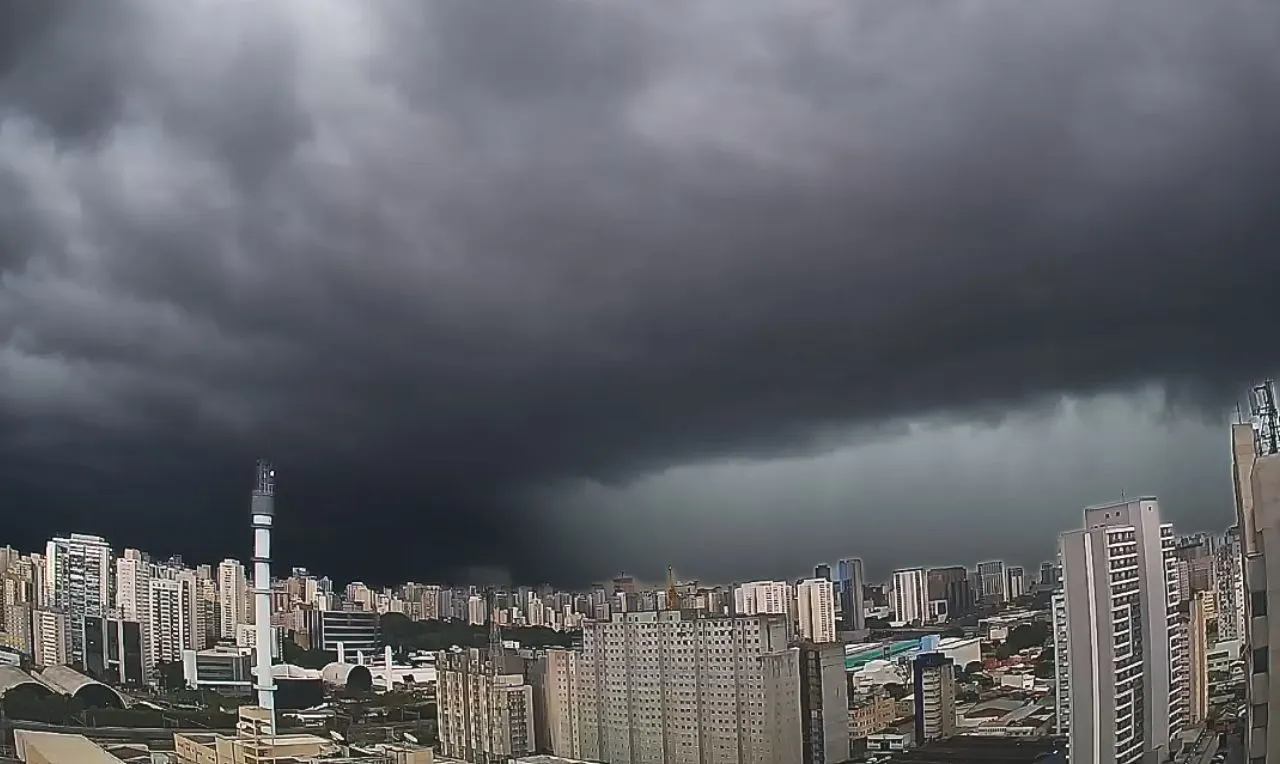 a imagem mostra o avanço de chuva intensa em São Paulo